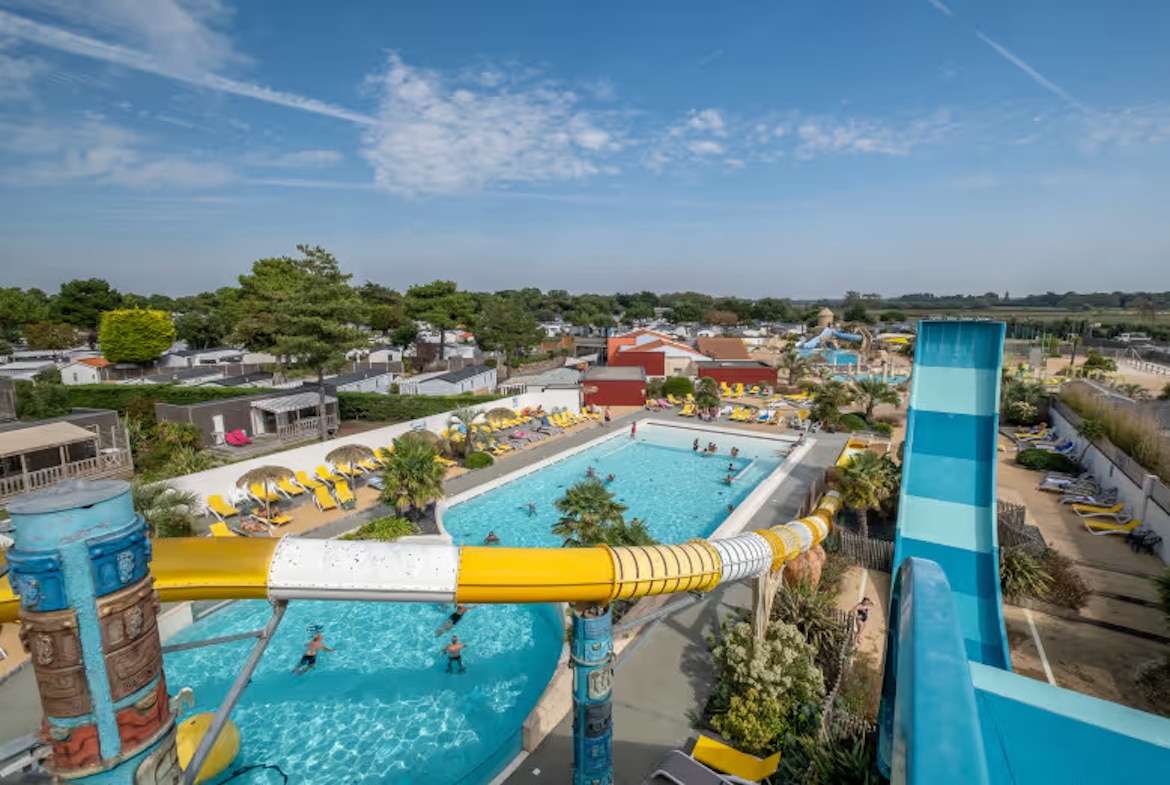 Camping Acapulco swimming pool – family-friendly campsite in the Vendée with large outdoor pools, water slides, and sun loungers