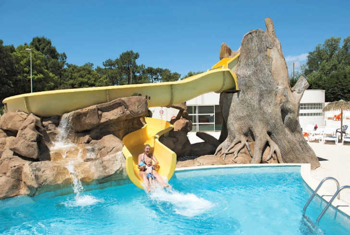 Exciting water slides at Camping La Yole – top family-friendly campsite in the Vendée with a fun-filled aquatic park.