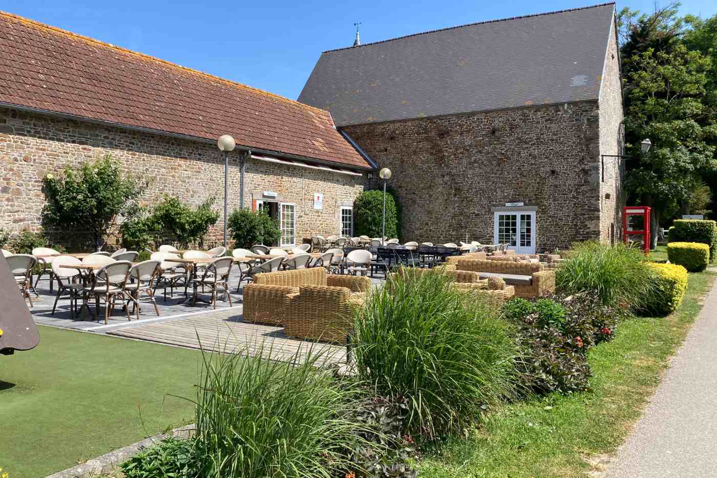 Chateau Bar, Restaurant and Facilities