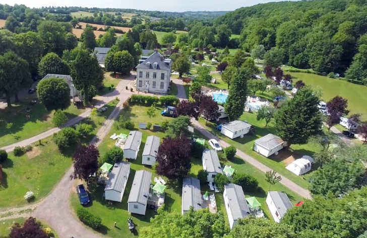 A number of mobile homes that surround the Chateau and pool