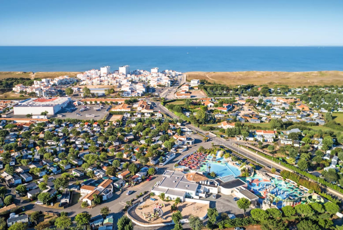 Camping Le Clarys Plage in Vendée – family-friendly campsite with a large water park, slides, kids’ clubs, and walking distance to the beach