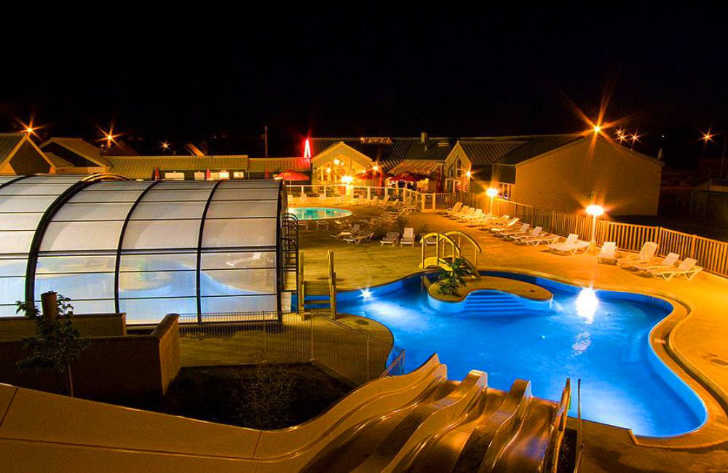 Village les Vikings Pool Night